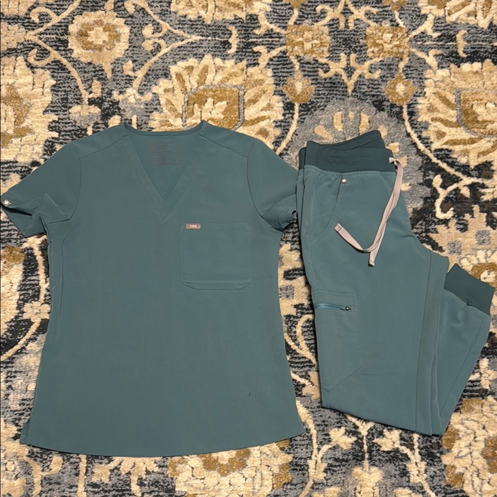 Figs Caribbean Green Scrub Set. Catarina top XS & Zamora joggers XS/P